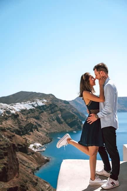 Santorini: Oia Private Couple Photoshoot with 35 Photos - Why a private Santorini photo session makes sense