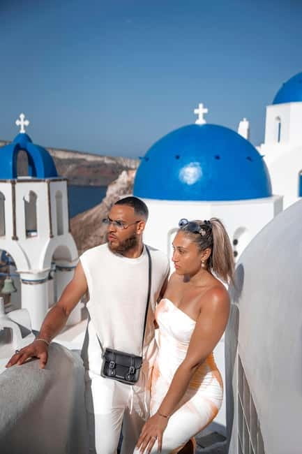 Santorini: Oia Private Couple Photoshoot with 35 Photos - Walking the whitewashed lanes and blue domes