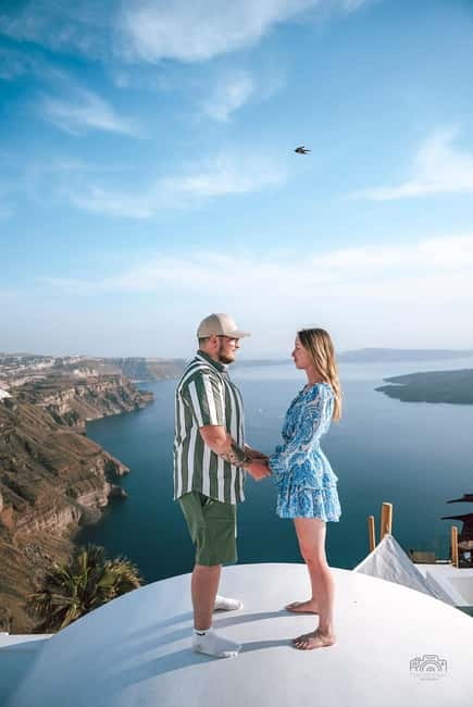 Santorini: Oia Private Couple Photoshoot with 35 Photos - What 35 edited photos really gives you