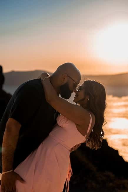Santorini: Oia Private Couple Photoshoot with 35 Photos - Where the experience may fall short