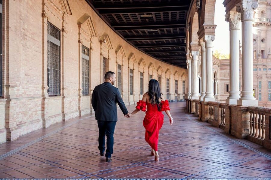 Seville: Romantic photoshoot for Couples - The First Poses: Getting Comfortable in Front of the Camera