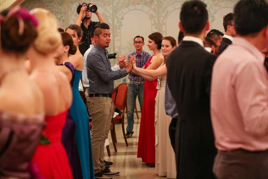 Vienna: Viennese Waltz Beginner Workshop for Couples - From counting steps to moving together