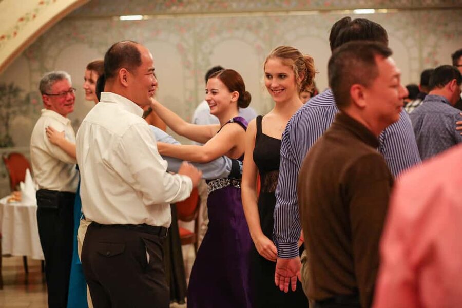 Vienna: Viennese Waltz Beginner Workshop for Couples - Entering the Viennese ballroom