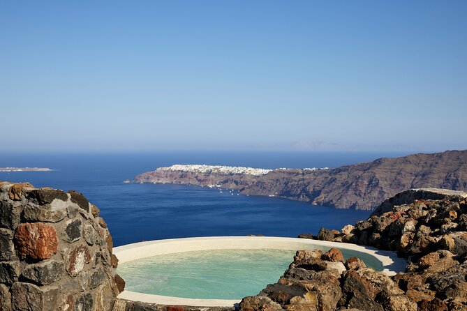 Volcanic Hot-Tub with Caldera View for Ultra-Romantic Couples - The drink and fruit service